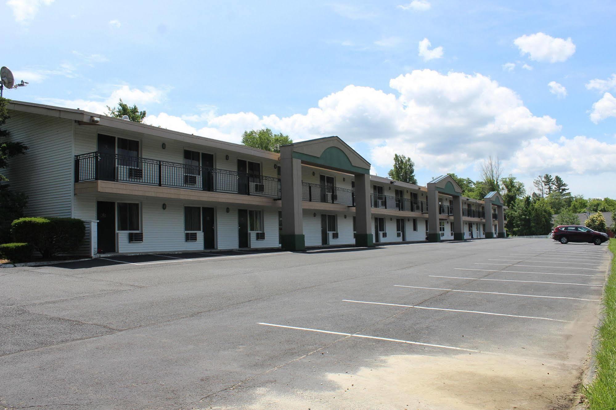 Days Inn By Wyndham Lenox Ma Buitenkant foto