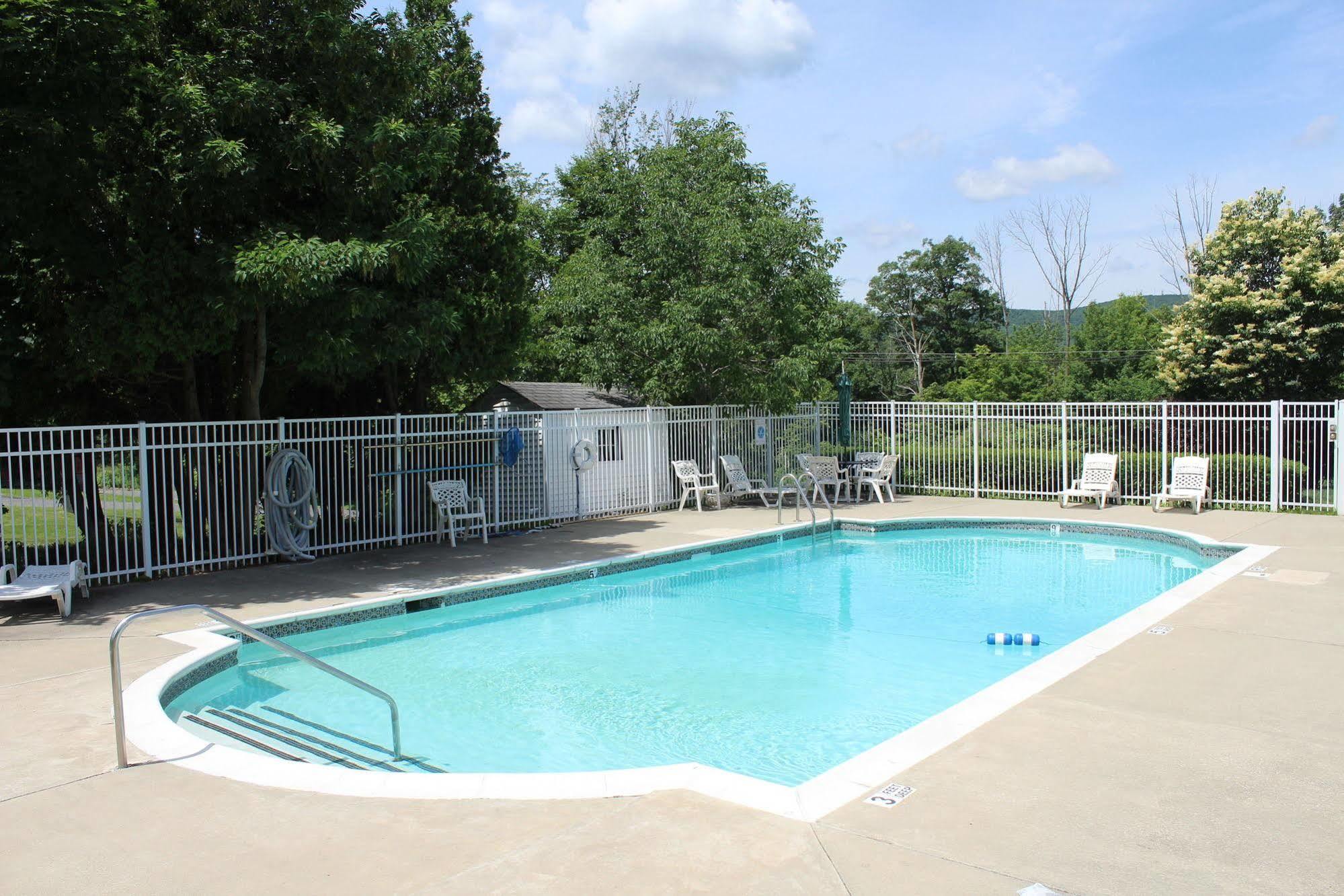 Days Inn By Wyndham Lenox Ma Buitenkant foto